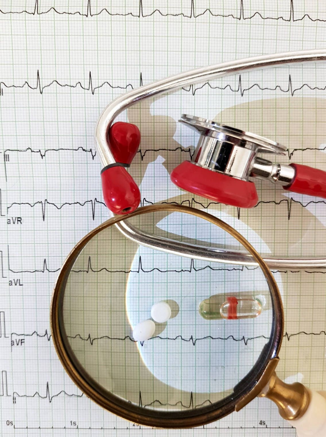 Stetoskop, lupa i zapis EKG — materiały do nauki języka medycznego